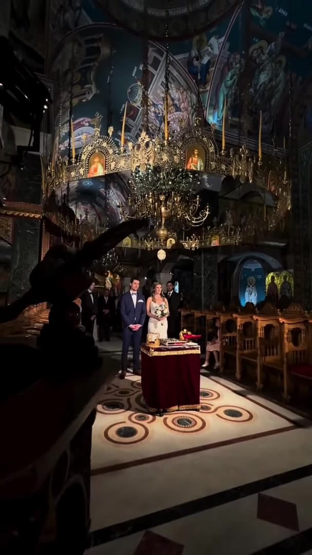 Фотограф снимает свадебную церемонию в храме