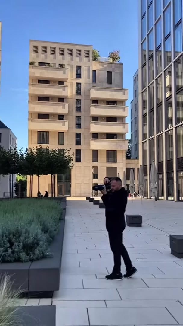 Фотограф за работой на современной городской улице